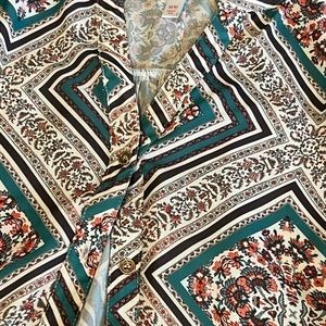 xhilaration‎ button down blouse M Medium Floral Geometric pattern gold buttons